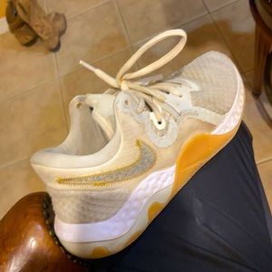 Nike basketball shoes      NOT NEW but still has good grip